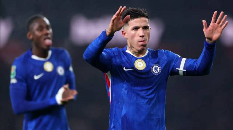 enzo-gay-ap-luc-hop-dong-chelsea-doi-mat-bai-toan-noi-bo-phuc-tap